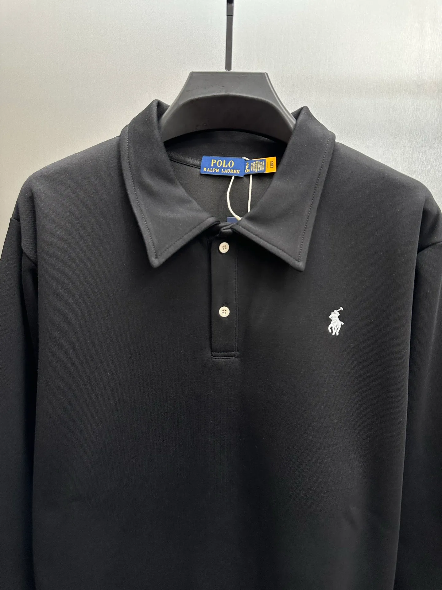 P260 Ralph Lauren/Ralph Lauren 2025 new lapel sweatshirt, classic pony logo embroidered Polo shirt, simple and versatile ~ super delicate and soft, close to the body without being tied. Perfectly reflects the brand's sense of superiority. The fabric is full of three-dimensionality, the loose fit is standard, comfortable to stretch, unrestricted in movement, and highly practical to wear. Classic and simple style, with pony embroidery pattern on the chest, imported machines, three-dimensional and full. Original Polo milk white buttons, taking into account warmth and cool lines. Whether worn alone or layered, you can create different styles of fashion with just one piece. The workmanship is exquisite and shipped from a major foreign trade factory. It is all done by master craftsmen with many years of experience. Everything is of high standards and requirements. All fabrics and accessories are original custom-made and of high quality. It perfectly embodies the brand's sense of superiority, is highly wearable, and is high-end and classy. Versatile and versatile!  Color: black, white, gray, brown, navy size: S M L XL